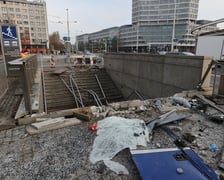 Wypadek na Rondzie Reagana we Wrocławiu. Do tragedii doszło w niedzielę wieczorem - autobus wjechał w wejście do przejścia podziemnego.  Zginął kierowca autobusu.