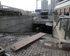 Wypadek na Rondzie Reagana we Wrocławiu. Do tragedii doszło w niedzielę wieczorem - autobus wjechał w wejście do przejścia podziemnego.  Zginął kierowca autobusu.