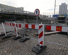 Wypadek na Rondzie Reagana we Wrocławiu. Do tragedii doszło w niedzielę wieczorem - autobus wjechał w wejście do przejścia podziemnego.  Zginął kierowca autobusu.