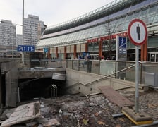 Wypadek na Rondzie Reagana we Wrocławiu. Do tragedii doszło w niedzielę wieczorem - autobus wjechał w wejście do przejścia podziemnego.  Zginął kierowca autobusu.