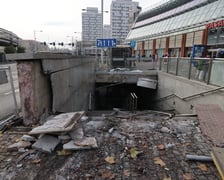 Wypadek na Rondzie Reagana we Wrocławiu. Do tragedii doszło w niedzielę wieczorem - autobus wjechał w wejście do przejścia podziemnego.  Zginął kierowca autobusu.