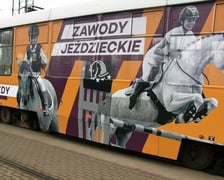 Tramwaj MPK Wrocław promujący Wrocławski Tor Wyścigów Konnych - Partynice