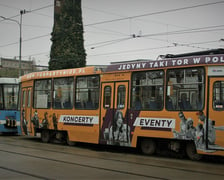 Tramwaj MPK Wrocław promujący Wrocławski Tor Wyścigów Konnych - Partynice