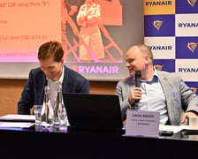 Dara Brady, dyrektor Dugital & Marketing Ryanair podczas konferencji prasowej na wrocławskim lotnisku.