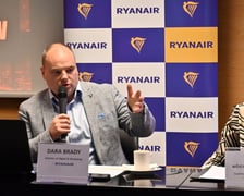 Dara Brady, dyrektor Dugital & Marketing Ryanair podczas konferencji prasowej na wrocławskim lotnisku.