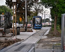 Remont torów na przejeździe przez ul. Kamiennogórską, na wysokości przystanku Kamiennogórska (ośrodek dla niewidomych).