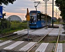 Remont torów na przejeździe przez ul. Kamiennogórską, na wysokości przystanku Kamiennogórska (ośrodek dla niewidomych).