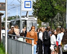 Pierwszy dzień roboczy z tramwajami na Nowy Dwór i dużymi zmianami w trasach autobusów i tramwajów.