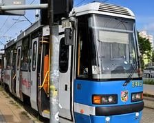 Pierwszy dzień roboczy z tramwajami na Nowy Dwór i dużymi zmianami w trasach autobusów i tramwajów.