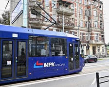 Pierwszy dzień roboczy z tramwajami na Nowy Dwór i dużymi zmianami w trasach autobusów i tramwajów.