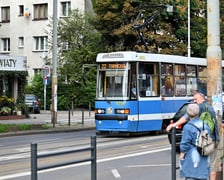 Pierwszy dzień roboczy z tramwajami na Nowy Dwór i dużymi zmianami w trasach autobusów i tramwajów.