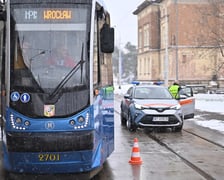 Pokaz hamowania na Zajezdni Tramwajowej Ołbin. Pojazdy jechały z tą samą prędkością i zaczęły hamować w tym samym momencie. Tramwaj zatrzymał się 8 metrów dalej niż samochód.