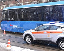 Pokaz hamowania na Zajezdni Tramwajowej Ołbin. Pojazdy jechały z tą samą prędkością i zaczęły hamować w tym samym momencie. Tramwaj zatrzymał się 8 metrów dalej niż samochód.