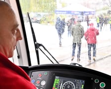 Pokaz hamowania na Zajezdni Tramwajowej Ołbin. Pojazdy jechały z tą samą prędkością i zaczęły hamować w tym samym momencie. Tramwaj zatrzymał się 8 metrów dalej niż samochód.