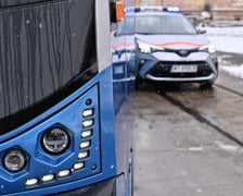 Pokaz hamowania na Zajezdni Tramwajowej Ołbin. Pojazdy jechały z tą samą prędkością i zaczęły hamować w tym samym momencie. Tramwaj zatrzymał się 8 metrów dalej niż samochód.