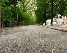 <p>Podbudowa ścieżki rowerowej przy parku Staszica czeka na beton jamisty.&nbsp;</p>