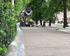 Na pl. Staszica, przy parku, po raz pierwszy we Wrocławiu układany jest beton jamisty - taki, który przepuszcza wodę. Dzięki zastosowaniu tej technologii, drzewa i rośliny będą nawadniane wodami opadowymi, a rowerzyści będą wygodnie jeździć.