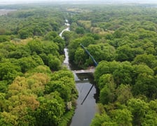 Budowa kładki nad Widawą. Montaż konstrukcji, która połączyła brzegi rzeki. Zdjęcie z 24 kwietnia 2025 r.