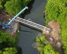 Budowa kładki nad Widawą. Montaż konstrukcji, która połączyła brzegi rzeki. Zdjęcie z 24 kwietnia 2025 r.