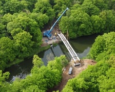 Budowa kładki nad Widawą. Montaż konstrukcji, która połączyła brzegi rzeki. Zdjęcie z 24 kwietnia 2025 r.