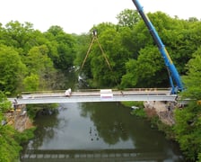 Budowa kładki nad Widawą. Montaż konstrukcji, która połączyła brzegi rzeki. Zdjęcie z 24 kwietnia 2025 r.