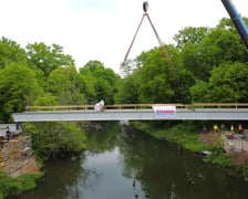 Budowa kładki nad Widawą. Montaż konstrukcji, która połączyła brzegi rzeki. Zdjęcie z 24 kwietnia 2025 r.