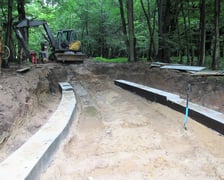 Budowa podjazdów do kładki nad Widawą. Zdjęcie z 18 lipca 2025