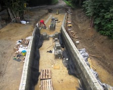 Budowa podjazdów do kładki nad Widawą. Zdjęcie z 18 lipca 2025