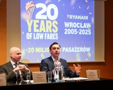 Konferencja Ryanaira w Porcie Lotniczym Wrocław. Prezes Portu Lotniczego Karol Przywara i prezes Buzz Michał Kaczmarzyk