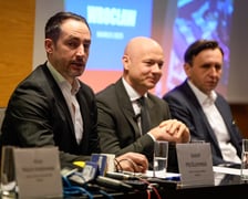 Konferencja Ryanaira w Porcie Lotniczym Wrocław. Chief Commercial Officer w Ryanair Jason McGuinness, prezes Portu Lotniczego Karol Przywara i prezes Buzz Michał Kaczmarzyk