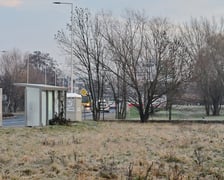 <p>Niezabudowany teren przy ulicy Mińskiej, miedzy Roślinną a Stachury, na kt&oacute;rym powstać ma pętla autobusowo-tramwajowa. Jest tu przystanek "Muchob&oacute;r Wielki (Roślinna)". To miejsce w planie miejscowym określony jest jako "tereny komunikacji tramwajowej z zielenią towarzyszącą". Tu ma się rozpoczynać buspas, kt&oacute;ry biec będzie do Strzegomskiej, a tam połączy się z trasą autobusowo-tramwajową prowadzącą do centrum miasta&nbsp;</p>
