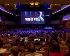 na zdjęciu aktorzy, statyści, mieszkańcy Wrocławia podczas premiery serialu Wielka woda