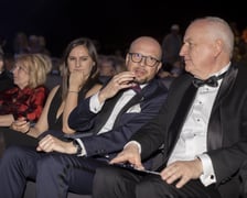 <p>Gala kończąca festiwale: Reżyserii Filmowej i Aktorstwa Filmowego odbyła się we Wrocławiu w czwartek wieczorem, 1 czerwca. Na zdjęciu od prawej: Stanisław Dzierniejko i Jakub Mazur, wiceprezydent Wrocławia (drugi od prawej)</p>