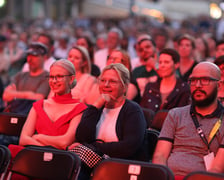 Spektakl "75, czyli powojenna historia Wrocławia" na scenie w Rynku