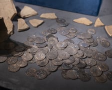 Klejnoty i monety ze skrbu średzkiego na wystawie w Muzeum Narodowym