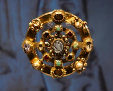 Klejnoty i monety ze skrbu średzkiego na wystawie w Muzeum Narodowym