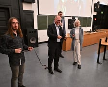 <p>Przecinanie kinowej wstęgi, w środku rektor Politechniki Wrocławskiej prof. Arkadiusz W&oacute;js</p>