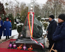Uczestnicy uroczystości na cmentarzu Grabiszyński. 8 grudnia 2023 r.  odsłonięto pomnik na grobie Sylwestra Chęcińskiego