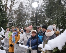 Uczestnicy uroczystości na cmentarzu Grabiszyński. 8 grudnia 2023 r.  odsłonięto pomnik na grobie Sylwestra Chęcińskiego