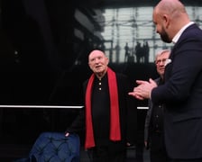 <p>Maestro Christoph Eschenbach (w czerwonym szaliku) i prezydent Jacek Sutryk w NFM</p>
