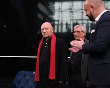 <p>Maestro Christoph Eschenbach (w czerwonym szaliku) i prezydent Jacek Sutryk, pomiędzy nimi Andrzej Kosendiak, dyrektor NFM</p>