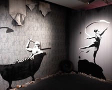 Banksy we Wrocławiu. Na zdjęciu jego prace prezentowane w hali IASE przy ul. Wystawowej