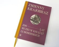 <p>Redakcja zbiorowa, Zmienny krajobraz. 200 lat Muzeum Książąt Lubomirskich, Wydawnictwo Ossolineum&nbsp;</p>