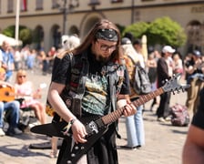 <p>Gitarzyści na wrocławskim rynku. Gitarowy Rekord Świata 2024</p>