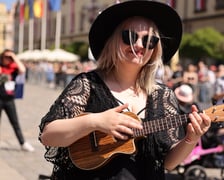 <p>Gitarzyści na wrocławskim rynku. Gitarowy Rekord Świata 2024</p>