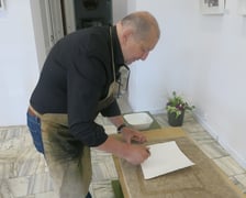 <p>Prof. Przemysław Tyszkiewicz w swojej Oficynie Graficznej Tyszkiewicz przy Antoniego 8&nbsp;</p>