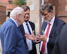 Uczestnicy konferencji prasowej dotyczącej remontu organów we wrocławskiej katedrze.