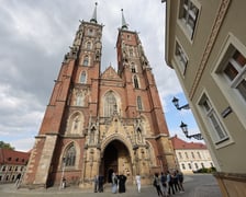 Uczestnicy konferencji prasowej dotyczącej remontu organów we wrocławskiej katedrze.