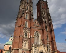 Uczestnicy konferencji prasowej dotyczącej remontu organów we wrocławskiej katedrze.