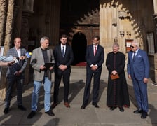 Uczestnicy konferencji prasowej dotyczącej remontu organów we wrocławskiej katedrze.